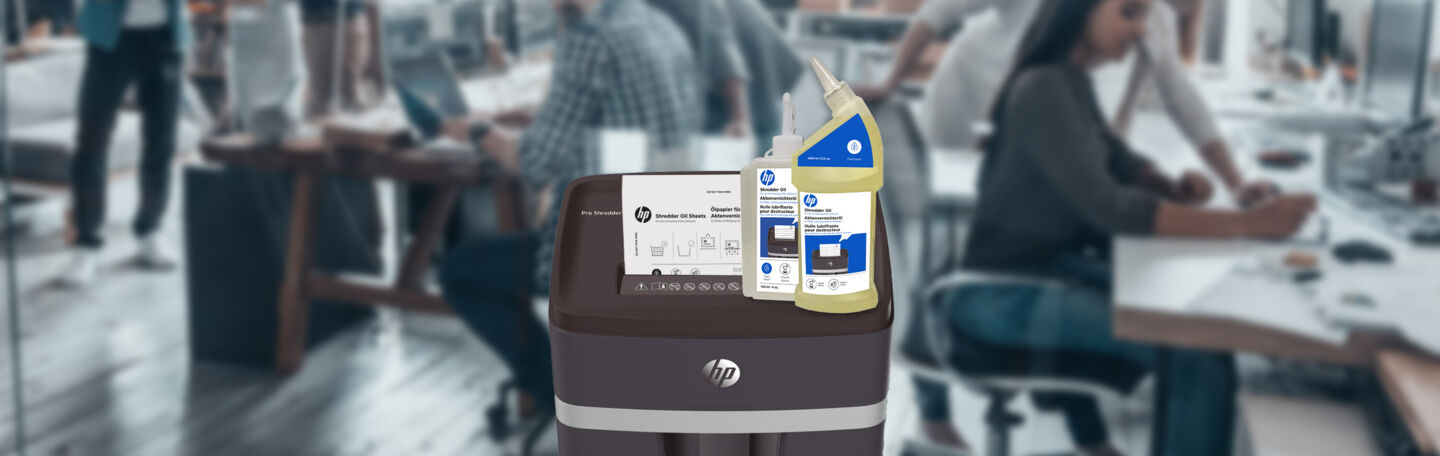 Olej do niszczarek HP 120 ml i 400 ml w butelce na niszczarce HP Pro z papierem olejowym i otwartym biurem w tle/GO Europe