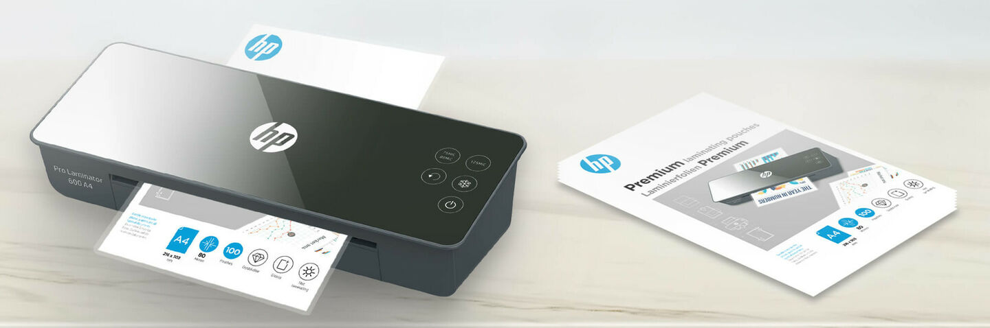 Pro Laminator im Betrieb mit Folien auf verschwommenem Hintergrund/GO Europe