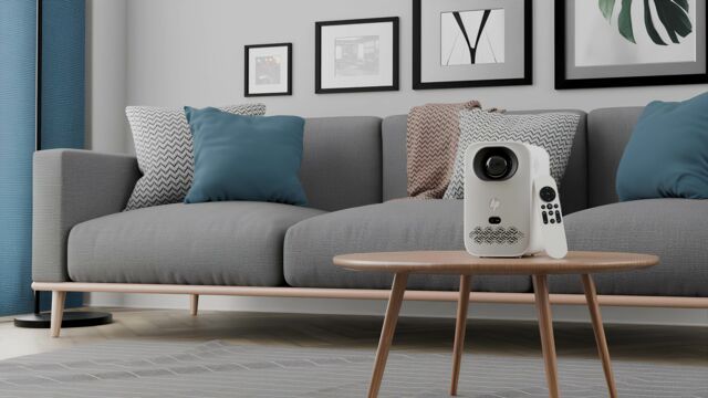 Projektor HP CC360 auf Tisch im Wohnzimmer/GO Europe