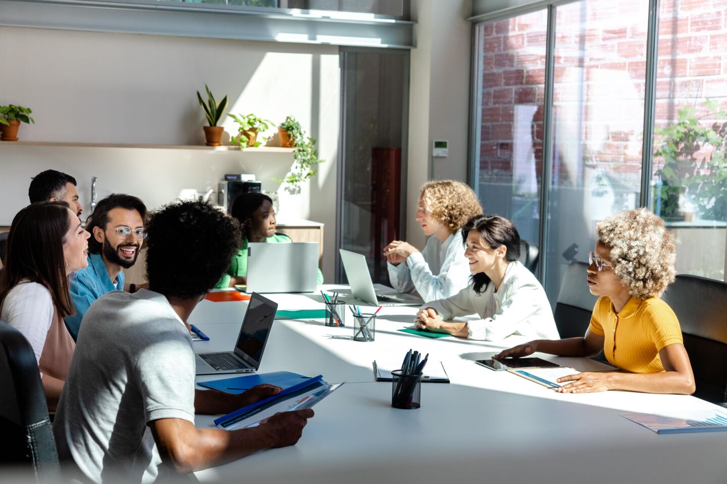 Conference room with employee without shredder/GO Europe