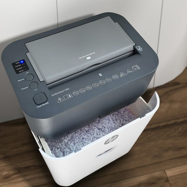 Aktenvernichter HP OneShred Auto 100CC geöffnet mit Schnittgut Büroumgebung/GO Europe