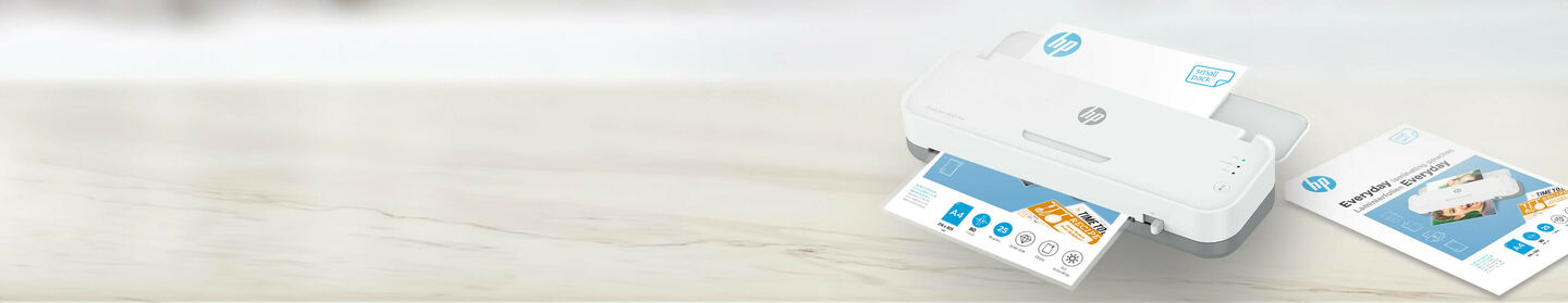 OneLam Laminator en fonctionnement avec des feuilles sur fond flou/GO Europe