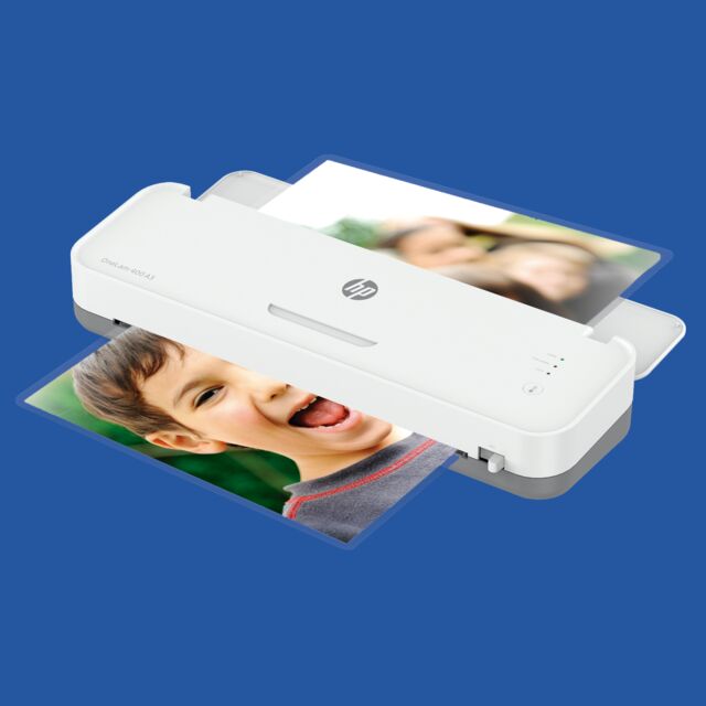 Laminiergerät HP OneLam 400 A3 mit Folie auf blauem Hintergrund/GO Europe