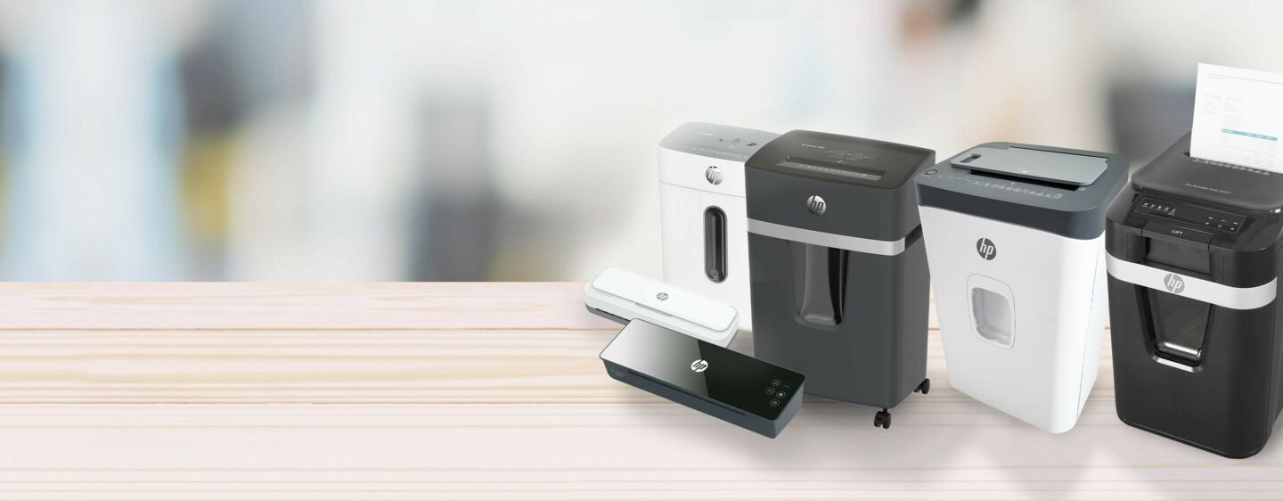 OneShred- Pro Shredder OneLam i Pro Laminator na drewnianym tle/GO Europe