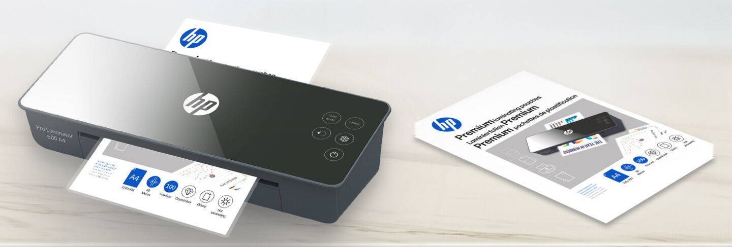 Pro Laminator in werking met films op wazige achtergrond/GO Europe