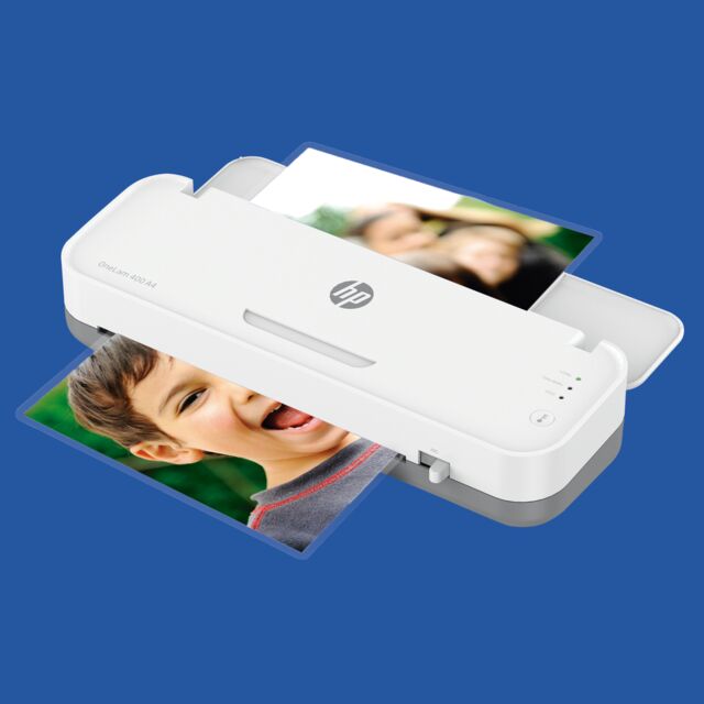 Laminiergerät HP OneLam 400 A4 mit Folie auf blauem Hintergrund/GO Europe