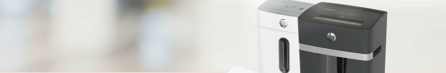 OneShred, Pro Shredder, OneLam und Pro Laminator auf Holzhintergrund/GO Europe