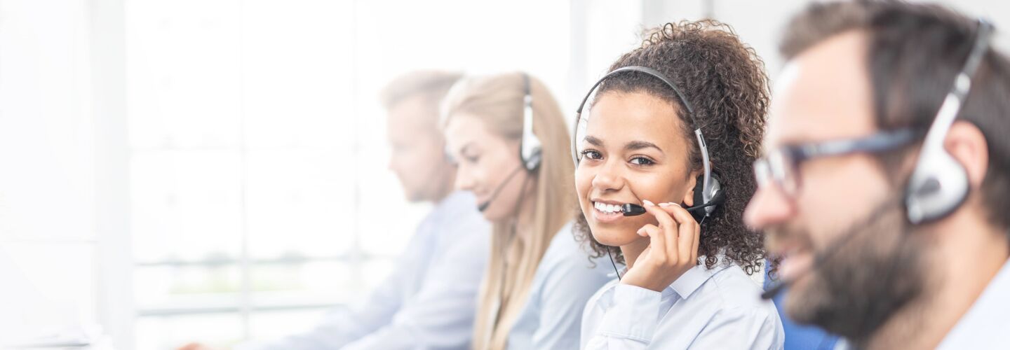 Freundliche Mitarbeiter mit Headset ohne Aktenvernichter/GO Europe