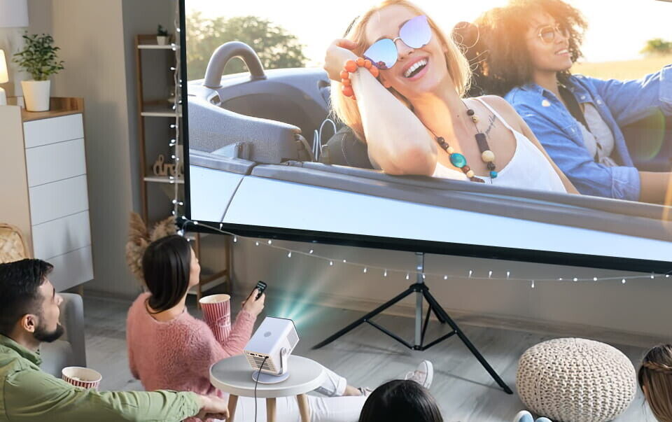 HP Projektor CP180 auf einem Tisch im Raum/GO Europe