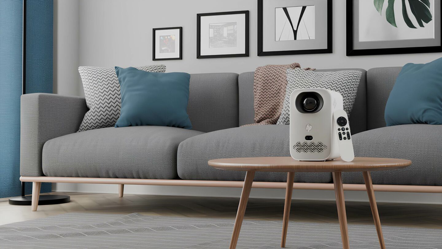 HP Projektor CC360 auf einem Stativ im Raum/GO Europe