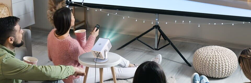 HP Projektor MC400 auf einem Tisch im Raum/GO Europe