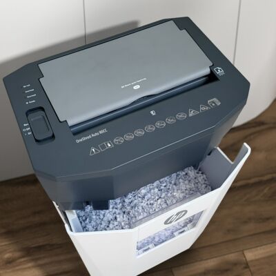 Aktenvernichter HP OneShred Auto 80CC geöffnet mit Schnittgut Büroumgebung/GO Europe
