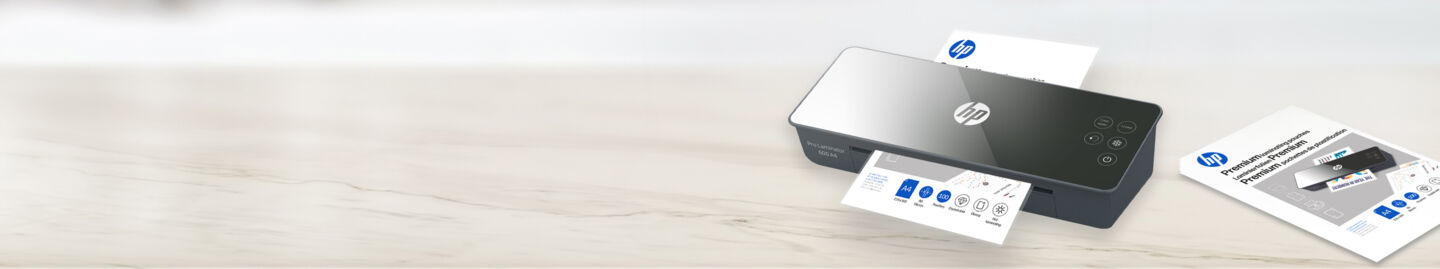Pro Laminator en fonctionnement avec des feuilles sur fond flou/GO Europe