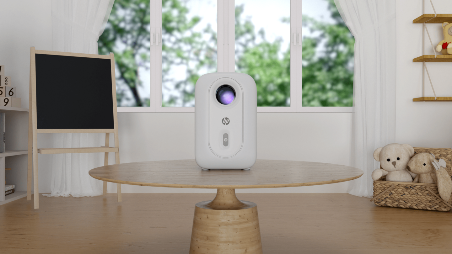 HP Projektor CP180 auf einem Tisch im Raum/GO Europe
