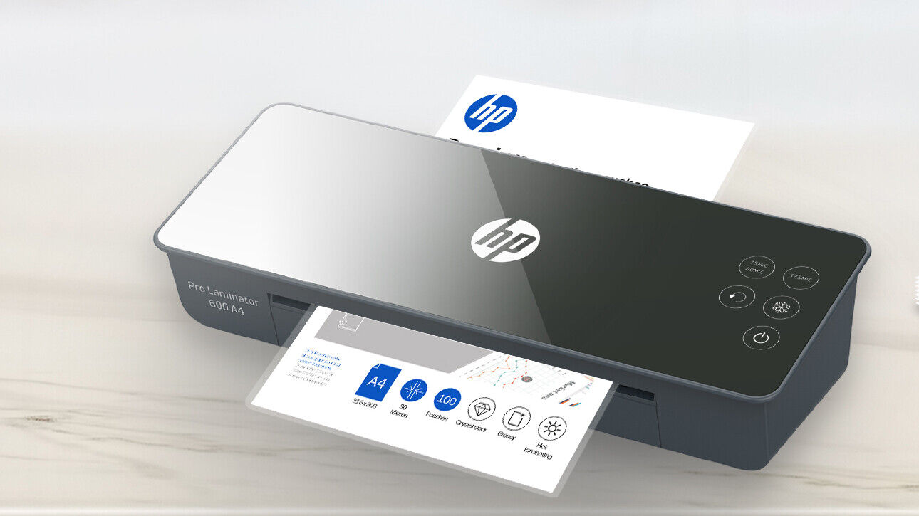 Laminator Pro podczas pracy z foliami na rozmytym tle/GO Europe