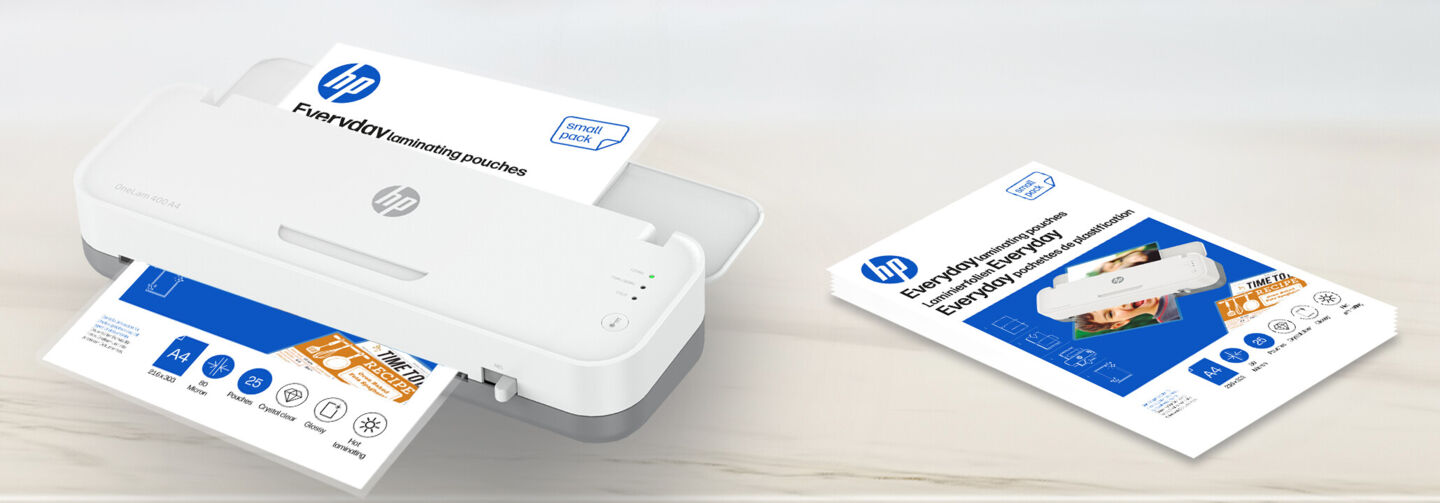 Laminatore OneLam in funzione con fogli su sfondo sfocato/GO Europe